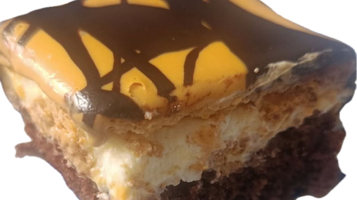 Obrázek k receptu na Tribit řezy s bohatou dvojitou náplní a čokoládou jsou přesně ten retro moučník, ke kterému se vyplatí vracet